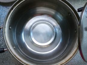 4、	锅内加入适量水。