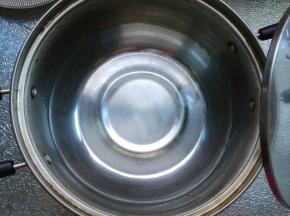 4、	锅内加入适量水。