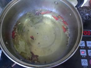 5、	烧开后，加入所有调料，小火煮上5分钟。