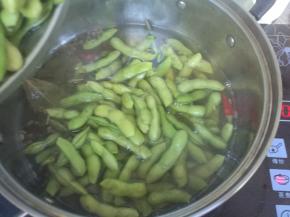 7、	倒入毛豆。