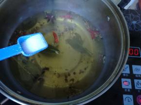 6、	加入盐2勺。