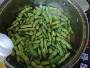 9、	倒入食用油1勺。