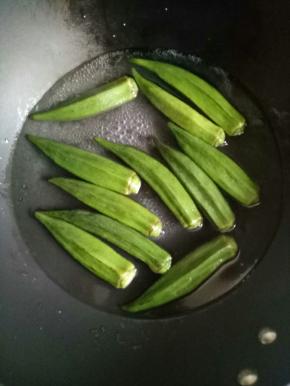 适量水煮开，加1小勺盐，再滴入几滴食用油，放入秋葵焯水，过凉开水备用