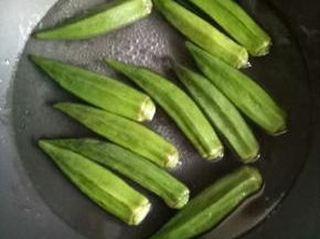 适量水煮开，加1小勺盐，再滴入几滴食用油，放入秋葵焯水，过凉开水备用