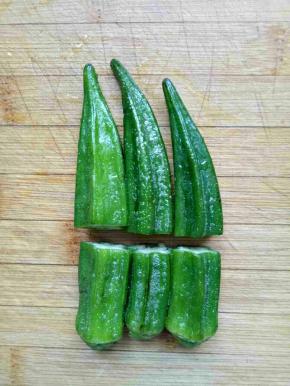 把秋葵对半切开