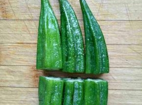 把秋葵对半切开