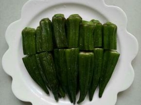 摆在盘中