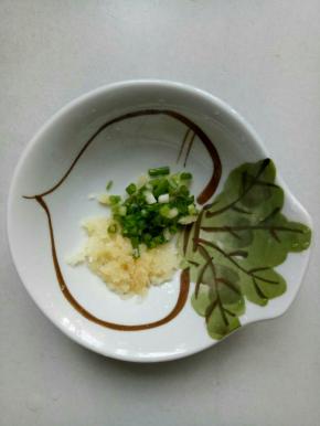 蒜压成泥，葱切葱花