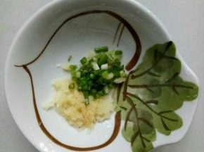 蒜压成泥，葱切葱花