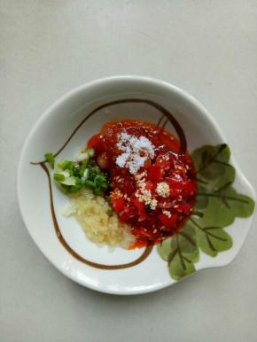 加入生抽2茶匙，剁椒2茶匙，辣椒油1茶匙，糖1茶匙，鸡精1小勺，香油半茶匙