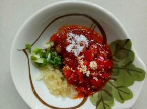 加入生抽2茶匙，剁椒2茶匙，辣椒油1茶匙，糖1茶匙，鸡精1小勺，香油半茶匙