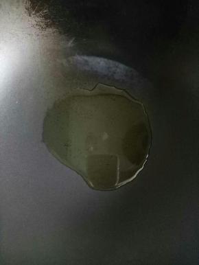 锅里倒入食用油3茶匙，加热至冒烟