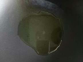 锅里倒入食用油3茶匙，加热至冒烟