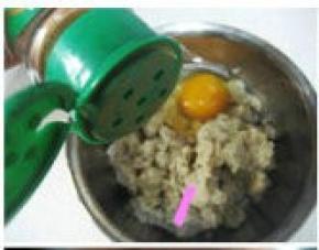 在豆渣中加入鸡蛋和五香粉；