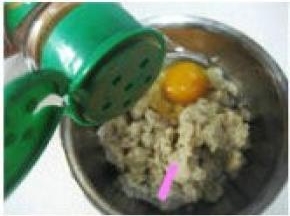 在豆渣中加入鸡蛋和五香粉；