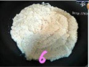 取适量面糊倒入锅中，用锅铲将面糊抹平，小火烙制；