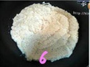 取适量面糊倒入锅中，用锅铲将面糊抹平，小火烙制；