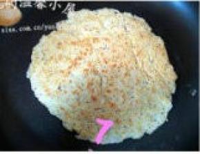 等豆渣饼一面烙成金黄色后，翻面，将另一面豆渣表烙至金黄，盛出，切块装盘。