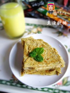 图中杯子里的液体是玉米汁，是将甜玉米粒和适量清水放进豆浆机打出来的。带着天然玉米香味，非常非常香甜可口，这可是纯正滴天然无污染滴玉米汁哦！