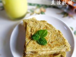 图中杯子里的液体是玉米汁，是将甜玉米粒和适量清水放进豆浆机打出来的。带着天然玉米香味，非常非常香甜可口，这可是纯正滴天然无污染滴玉米汁哦！