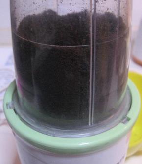 制作蛋糕饼底：先将饼干中的奶油去掉，然后把饼干掰碎，放入料理机中打也细面（不用料理
机的话，可以将饼干放进质地稍厚的塑料袋中，用擀面杖擀成细面。）；