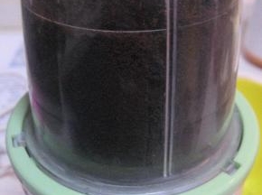 制作蛋糕饼底：先将饼干中的奶油去掉，然后把饼干掰碎，放入料理机中打也细面（不用料理
机的话，可以将饼干放进质地稍厚的塑料袋中，用擀面杖擀成细面。）；