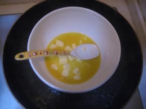 融化黄油：取出冷冻的黄油，放进碗里，隔热水融化成液态状；