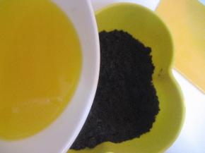 将融化好的黄油倒入打成细面的饼干中，用勺子把黄油和饼干碎混合均匀；