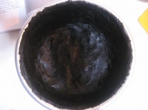 再取剩下的饼干放入模具底部压紧压实，然后将模具放进冰箱冷藏20分钟；