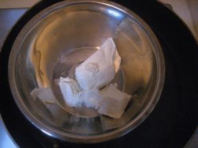 奶油奶酪切小块，放进容器中，隔热水软化，用打蛋器轻轻搅拌至顺滑无颗粒状；