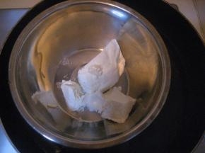 奶油奶酪切小块，放进容器中，隔热水软化，用打蛋器轻轻搅拌至顺滑无颗粒状；