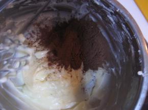 将可可粉倒入步骤8中搅拌均匀；