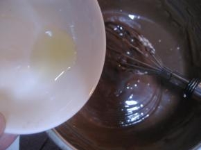 将柠檬汁倒入步骤10中搅拌均匀；