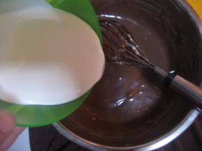 将鲜奶油倒入步骤11中搅拌均匀；