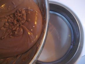 搅拌好的蛋糕糊用过滤筛过滤