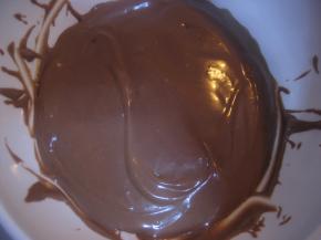 去除蛋糕糊中搅拌不开的硬块，使蛋糕糊
    更加细腻；此时将烤箱预热160度；