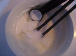 制作顶层奶油：酸性奶油隔水加热，然后加入糖粉和鲜奶油搅拌均匀（如果加入砂糖，一定要
    搅拌至砂糖完全融解）；