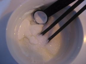 制作顶层奶油：酸性奶油隔水加热，然后加入糖粉和鲜奶油搅拌均匀（如果加入砂糖，一定要
    搅拌至砂糖完全融解）；