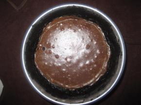 烤好的蛋糕取出后，放在室温下自然冷却；