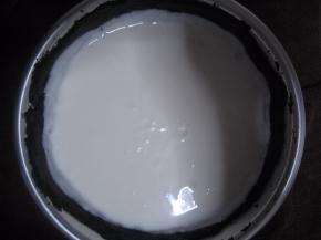 将步骤17倒入冷却的蛋糕上面，然后放入200度的烤箱中烤5分钟左右，散热后放进冰箱冷藏2
    至3小时即可食用。食用可用紫罗兰装饰下。