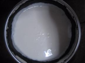 将步骤17倒入冷却的蛋糕上面，然后放入200度的烤箱中烤5分钟左右，散热后放进冰箱冷藏2
    至3小时即可食用。食用可用紫罗兰装饰下。