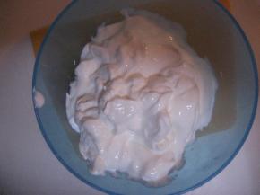 如果家中无酸性奶油，可用去除水份的无糖酸奶代替（我用的是酸奶机做出的无糖浓酸奶）。
具体做法： 取一蒸屉布（或者干净的口罩拆开也可行）打湿，放在过滤网罩上，然后将过滤网罩放在一大碗上，将酸奶倒在蒸屉布上，放入冰箱冷藏2-12小时即可。这样去除水份的酸奶无论在外观还是口感上都接近酸性奶油（家中有酸性奶油的，可以跳过这步）；