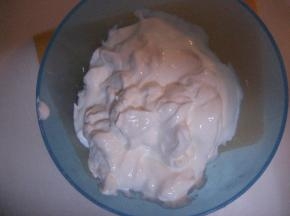 如果家中无酸性奶油，可用去除水份的无糖酸奶代替（我用的是酸奶机做出的无糖浓酸奶）。
具体做法： 取一蒸屉布（或者干净的口罩拆开也可行）打湿，放在过滤网罩上，然后将过滤网罩放在一大碗上，将酸奶倒在蒸屉布上，放入冰箱冷藏2-12小时即可。这样去除水份的酸奶无论在外观还是口感上都接近酸性奶油（家中有酸性奶油的，可以跳过这步）；