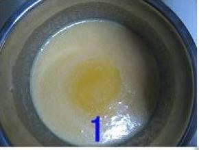 分离蛋黄、蛋白；南瓜蒸熟后压成泥状再过滤；按蛋黄+白糖+玉米油+水+南瓜泥顺序搅拌，每次搅拌均匀后再加入下一个材料；