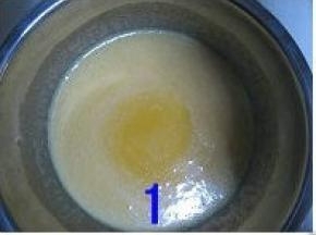 分离蛋黄、蛋白；南瓜蒸熟后压成泥状再过滤；按蛋黄+白糖+玉米油+水+南瓜泥顺序搅拌，每次搅拌均匀后再加入下一个材料；