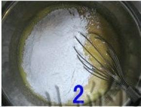 低粉过筛三遍，倒入搅拌好的南瓜蛋黄糊中；