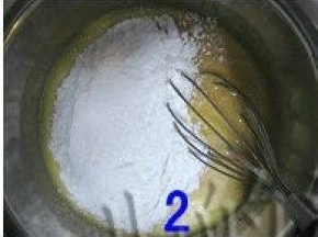 低粉过筛三遍，倒入搅拌好的南瓜蛋黄糊中；