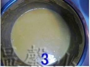 将低粉与南瓜蛋黄糊翻拌至无干粉状；
