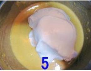 取1/3打发的蛋白至南瓜蛋黄面糊中翻拌均匀，接着再取1/3蛋白到搅拌好的面糊中翻拌均匀；