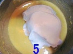 取1/3打发的蛋白至南瓜蛋黄面糊中翻拌均匀，接着再取1/3蛋白到搅拌好的面糊中翻拌均匀；